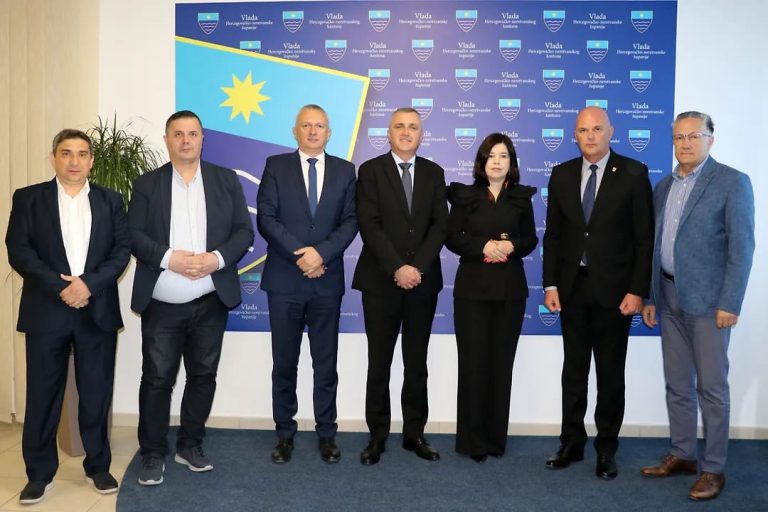 U zgradi Vlade potpisani ugovori za dodjelu 2.338.000,00 KM za sanaciju važnijih lokalnih prometnica